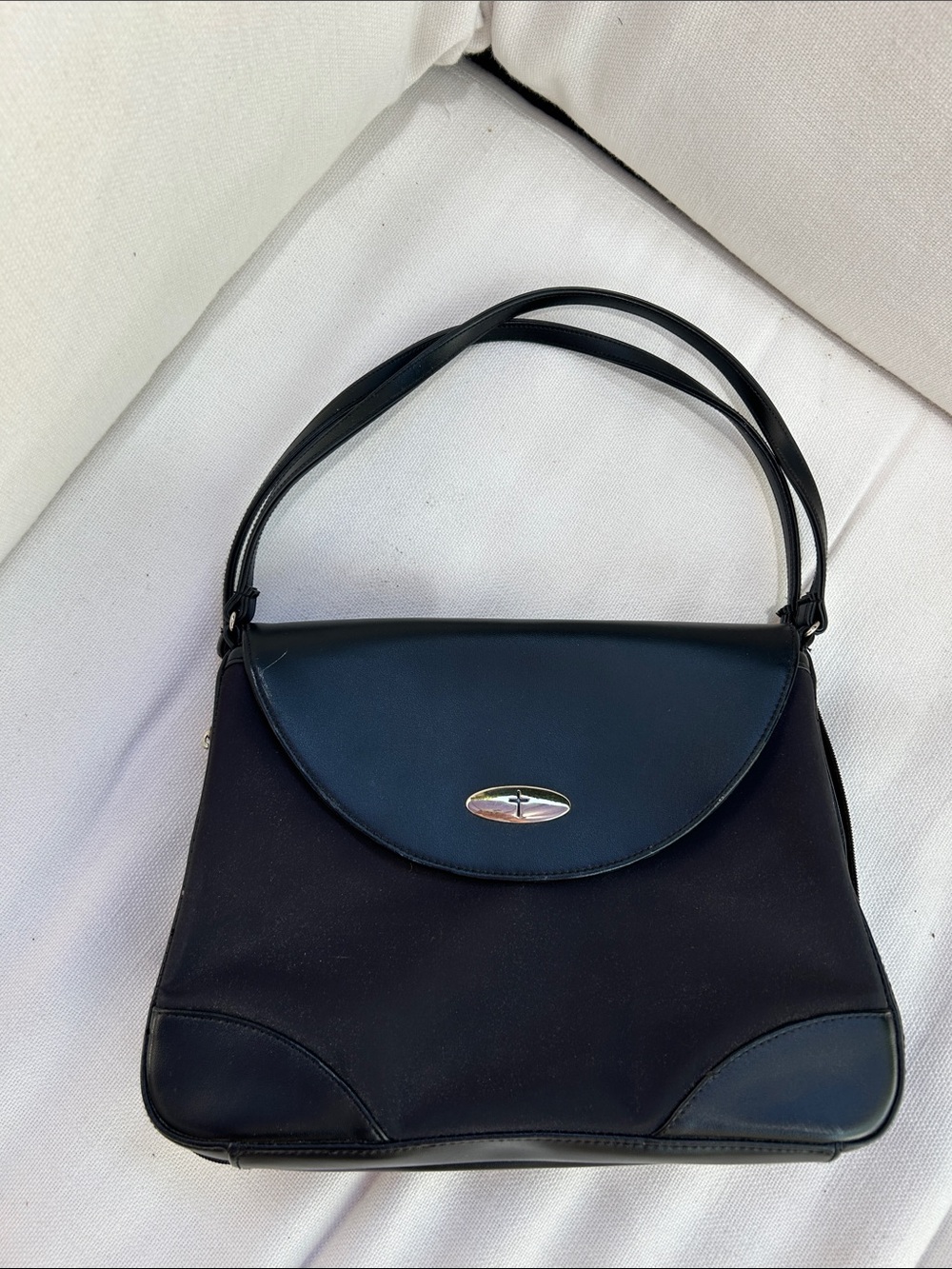 LIKE NEW!! Black BIBLE HOLDER PURSE/ Bag w/ silver Polished Oval CROSS emblem.